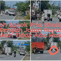 heboh-sosok-pria-misterius-shalat-di-tengah-jalan-raya-apakah-tidak-ada-masjid