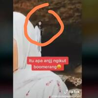lagi-asyik-berfoto-selfie-ada-yang-ngintip-beneran-mbak-kunti-takut