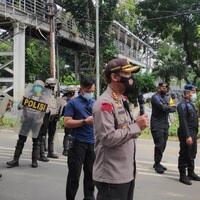 usir-paksa-massa-aksi-1812-polisi-tangkap-angkut-masukan-ke-kendaraan