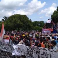 aksi-bela-kiai-muqit-ribuan-warga-menyerbu-kantor-pemkab-jember