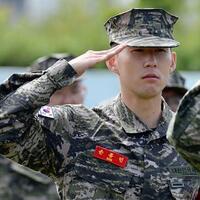 tiga-idol-ini-diklaim-pantas-jadi-teladan-saat-wamil-ada-biasmu