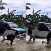 nekat-terjang-banjir-mobil-ini-dilempari-oleh-warga-kenapa-ya