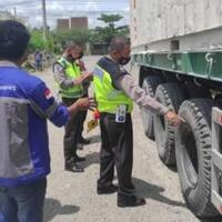 gagal-salip-truk-trailer-seorang-ibu-di-tuban-tewas