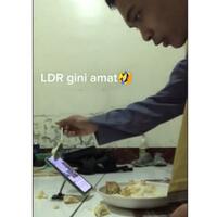 menjalani-ldr-cowok-ini-suapi-pacarnya-saat-video-call-bucin-tingkat-dewa-nih