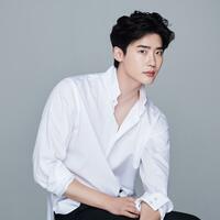 unggah-potret-dirinya-dengan-setelan-jas-lee-jong-suk-bikin-terpesona-netizen