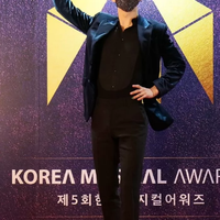 mencuri-perhatian-banget-jo-kwon-pakai-high-heels-di-red-carpet-korea-musical-awards
