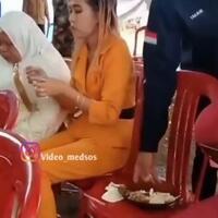 cewek-ini-makan-di-acara-nikah-belum-selesai-udah-diambil-kamu-pernah-ngerasain