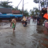 banjir-kalsel-5-orang-meninggal-27111-rumah-terendam-112709-warga-mengungsi
