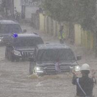 rombongan-mobil-jokowi-terendam-banjir-kalsel