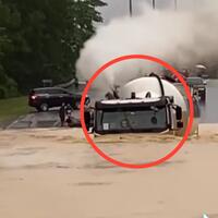 viral-truck-tangki-besar-terjang-banjir-dengan-santai-membuat-semua-orang-terpana