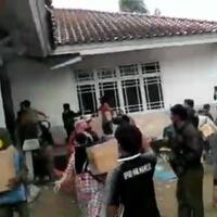 viral-video-korban-gempa-jarah-bantuan-logistik-di-rujab-wakil-bupati-mamuju