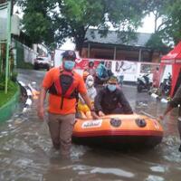perumahan-jatibening-diterjang-banjir-pemkot-bekasi-mulai-evakuasi-350-kk
