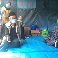 gubernur-sulbar-menangis-saat-temui-pengungsi-korban-gempa-di-polman