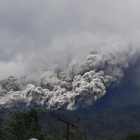 gunung-merapi-erupsi-sirine-bahaya-meraung-warga-turun-ke-tempat-aman