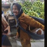 awas-mewek-viral-video-nenek-tua-renta-tawarkan-gendong-barang-di-pasar