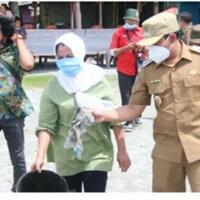 tidak-patut-dicontoh-viral-seorang-emak-dengan-sengaja-membuang-sampah-di-laut