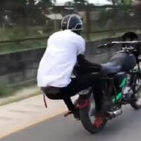 bikin-geram-aksi-ugal-ugalan-pengendara-motor-di-jalan-raya-ada-sanksi-hukumnya