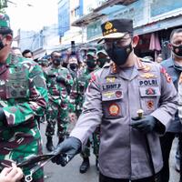 pantau-prokes-panglima-tni-dan-kapolri-bagikan-masker-di-pasar-tanah-abang