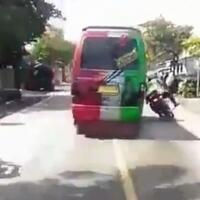 ugal-ugalan-sebuah-angkot-sengaja-senggol-motor-polisi-saat-hendak-dihentikan