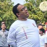 gubernur-anies-mengecat-atap-rumah-warga-untuk-antisipasi-banjir