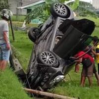 mobil-terperosok-hingga-nungging-di-parit-ringroad-sragen