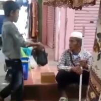 viral-bocah-kecil-penjual-gorengan-berbagi-pada-seorang-kakek-tua-contoh-kebaikan