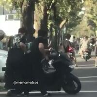 video-viral-mencekam-pengeroyokan-dua-pria-oleh-kawanan-geng-motor-di-jalanan-medan