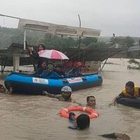 semarang-banjir-warga-perum-mangkang-raya-dievakuasi