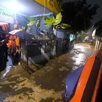 belasan-kk-mengungsi-akibat-banjir-15-meter-di-pejaten-timur
