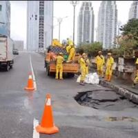 jakarta-diguyur-hujan-deras-aspal-jalan-jembatan-hos-cokroaminoto-menteng-ambles