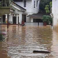 kawasan-rawajati-jaksel-masih-terendam-banjir-tinggi-air-2-meter