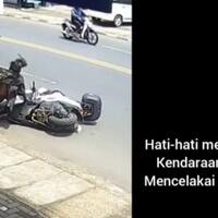 ditabrak-motor-di-jalan-raya-orang-gila-ini-marah-dan-menendang-motor-pengendara