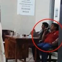 viral-petugas-dinsos-karaokean-saat-warga-kena-banjir-ini-kata-ganjar