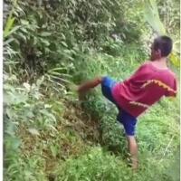 mengajarkan-tentang-arti-hidup-viral-video-pria-tanpa-lengan-tengah-mencari-rumput