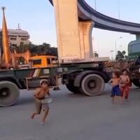 menantang-maut-anak-anak-kecil-ini-mencegat-mobil-di-jalan-raya-untuk-parkir-liar