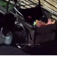 modus-bikin-iba-orang-sekitar-pria-ini-nekat-tebar-beras-dan-memungutinya-kembali