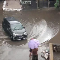 hujan-lebat-banjir-melanda-kawasan-jalan-arjuna-selatan-kebun-jeruk