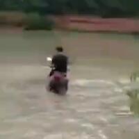 akibat-naik-motor-ugal-ugalan-tak-tahu-aturan-di-jalan-remaja-ini-nyebur-ke-empang