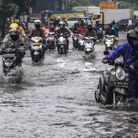genangan-tutup-sebagian-jalan-di-depan-kemenaker-gatsu-lalin-tersendat
