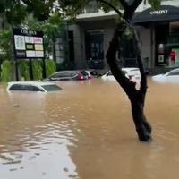 banjir-di-kemang-capai-15-meter-banyak-mobil-mewah-terendam