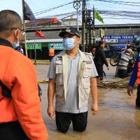 walikota-tangerang-tinjau-lokasi-banjir-di-ciledug