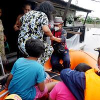 anggota-dprd-kota-tangerang-bantu-evakuasi-korban-yang-terjebak-banjir