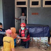 pmi-tangerang-bantu-evakuasi-warga-lansia-yang-terjebak-banjir