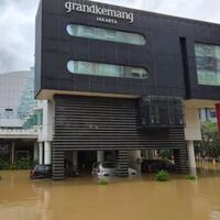 pegawai-apartemen-kemang-banjir-tahun-ini-paling-parah