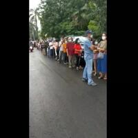 lansia-antre-daftar-vaksinasi-covid-19-di-rsud-kembangan