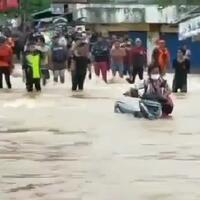 the-power-of-emak-emak-dorong-motor-terobos-banjir-karena-tak-mau-dibantu-relawan