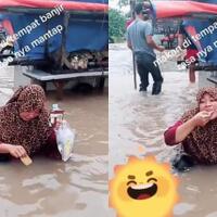 aksi-emak-emak-makan-roti-dicelup-air-banjir-bikin-netizen-bingung-emang-gak-bahaya