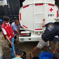 pmi-tangerang-salurkan-air-bersih-bagi-korban-banjir-di-kecamatan-cipondoh