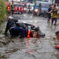 nerabas-banjir-hati-hati-keperosok-ke-dalam-lubang-jhon