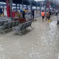 semarang-banjir-lagi-pusat-kota-simpang-lima-terendam